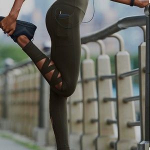 Victoria’s Secret Sport knockout green cutout leggings